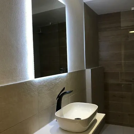 招待所 & *